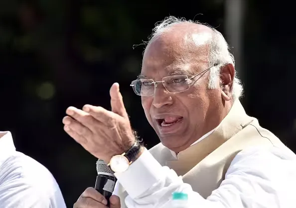 सहयोगी दलों के बयान पर खामोश नजर आ रही कांग्रेस