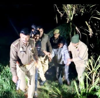 मवाना पुलिस द्वारा दिन निकलते ही एनकाउंटर एक के पैर में लगी गोली और दो अभियुक्त गिरफ्तार :