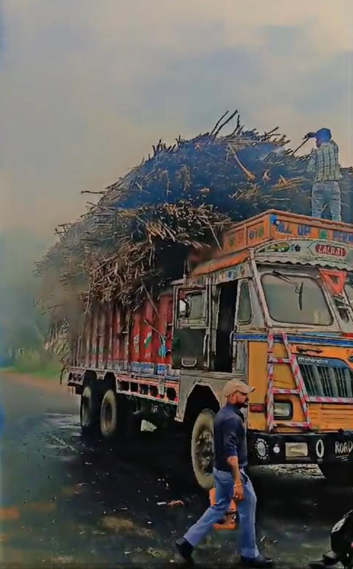 अज्ञात कारण से गन्ने से भरे ओवरलोडिंग ट्रक में लगी आग, मचा हड़कंप, लोगों ने बुझाई आग :