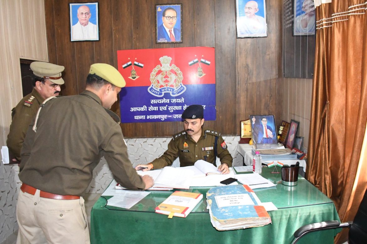 वरिष्ठ पुलिस अधीक्षक महोदय द्वारा थाना भावनपुर का औचक  निरीक्षण किया गया :