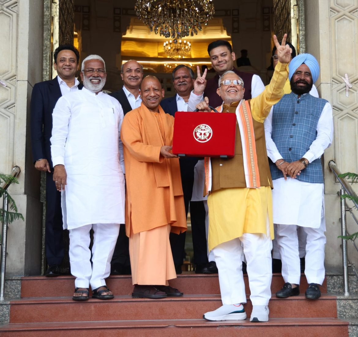 लखनऊ: योगी सरकार का 9वां बजट पेश: