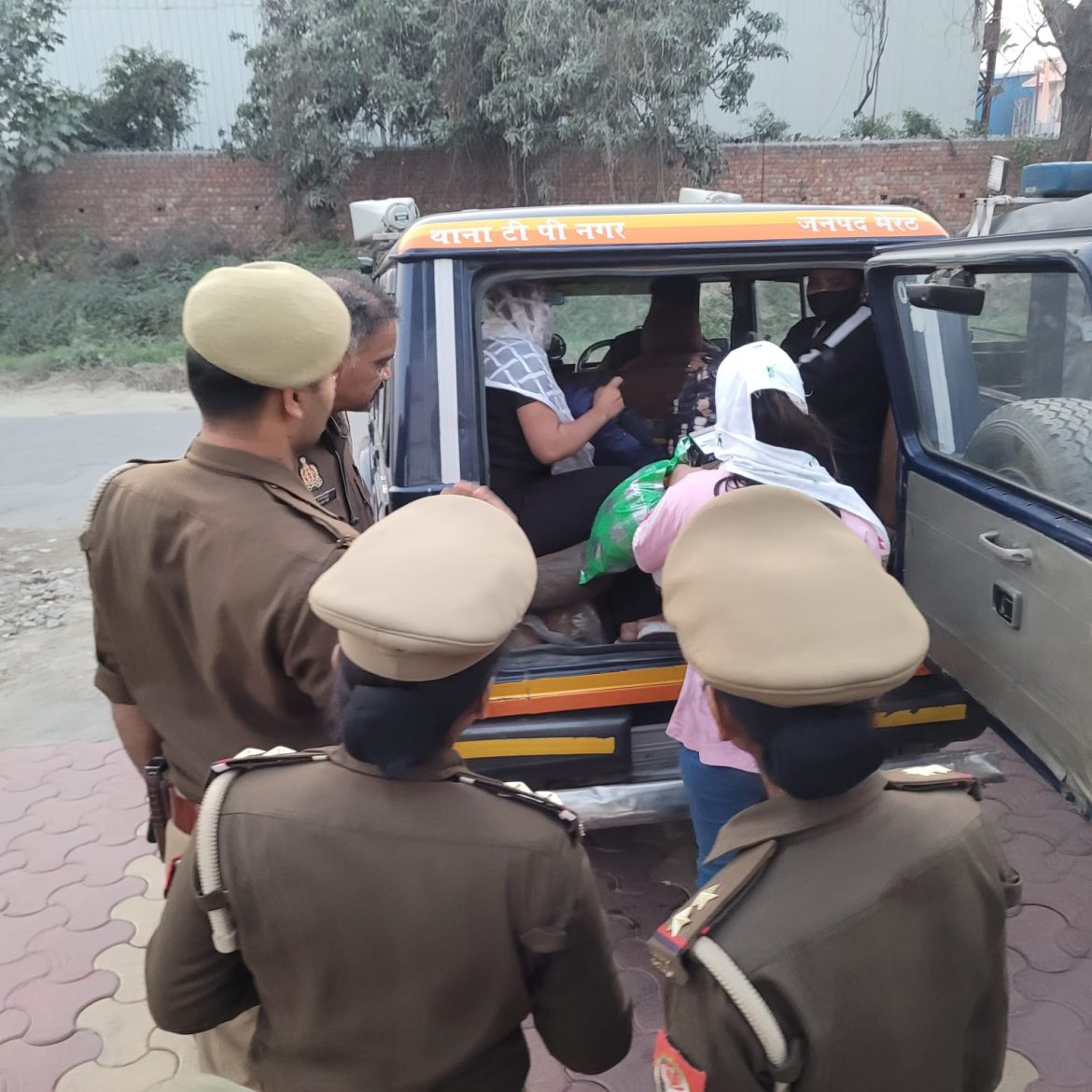 टीपीनगर के AV होटल में  चल रहा देहव्यापार AHTU ने मारा छापा डिमांड पर बुलाई गई कॉल गर्ल पकड़ी नाबालिक युवती भी शामिल: