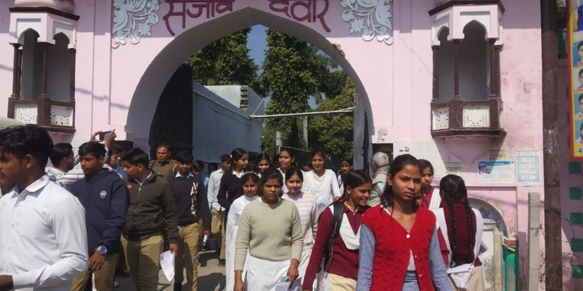 पब्लिक इंटर कॉलेज जहांगीरपुर में उत्तर प्रदेश बोर्ड परीक्षा के हिंदी प्रथम प्रश्न पत्र को सरल देख छात्र-छात्राओं के चेहरे खिले :