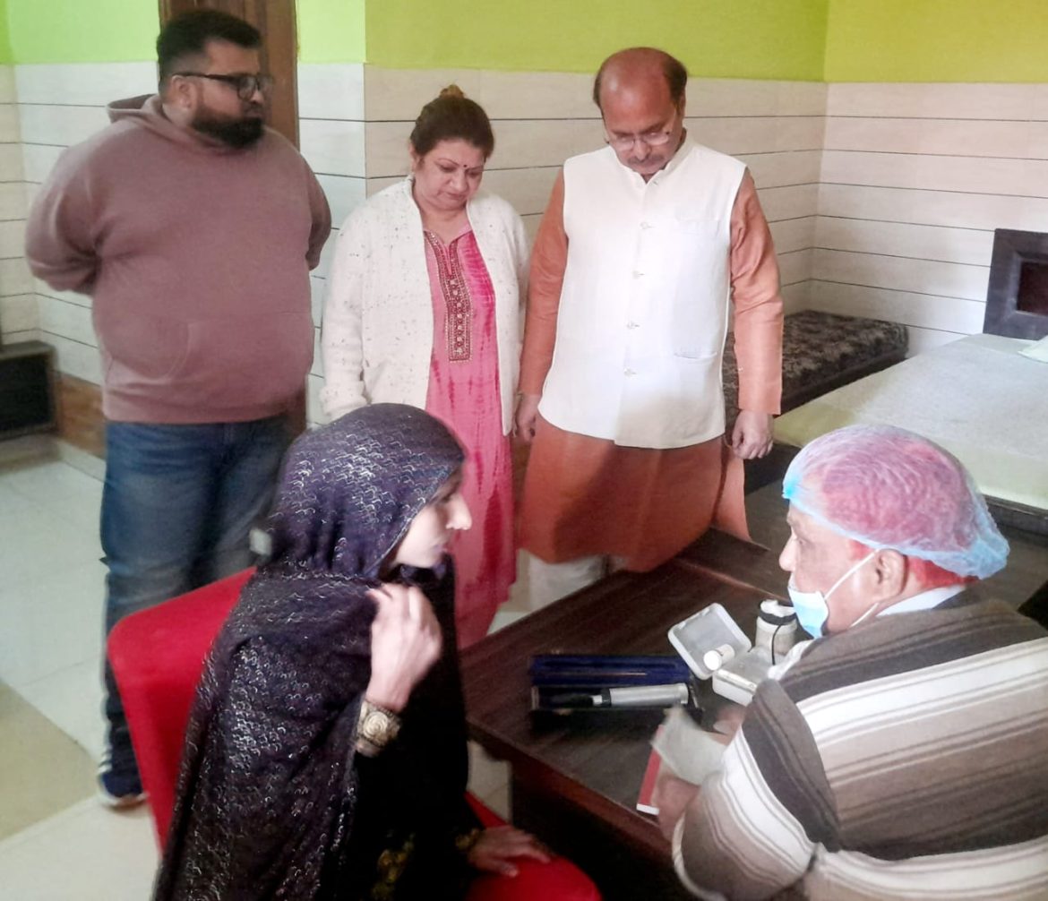 मवाना के मेरठ रोड़ स्थित उत्सव मंडप में निःशुल्क मोतियाबिंद जांच कैंप का आयोजन :