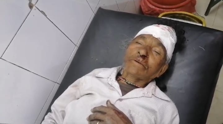 जंगल से लकड़ी लेकर आ रही वृद्ध महिला को मारी स्कूल बस ने टक्कर :