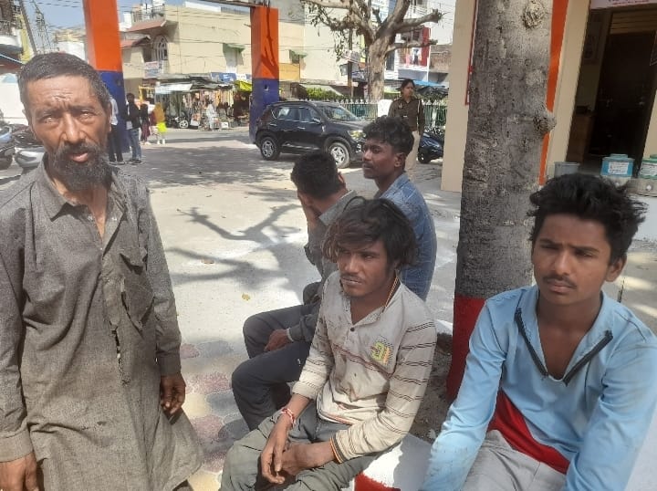 अज्ञात बदमाशों ने मध्य रात्रि डेरा डाले घूमतू परिवारों से जबरन मुर्गी वह बकरियां ले जाने का आरोप :