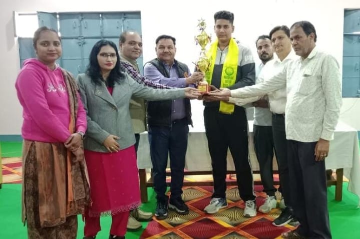 फलावदा रोड स्थित कृषक इंटर कॉलेज मे कक्षा 9 के अर्जुन यादव ने राज्य कुश्ती प्रतियोगिता में 125 किलोग्राम वर्ग मे द्वितीय स्थान का भव्य स्वागत समारोह :