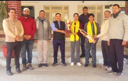 फलावदा रोड स्थित कृषक इंटर कॉलेज की छात्राओं को यूपी वारियर टीम में चयनित महिला प्रीमीयर लीग की खिलाडी के सम्मान समारोह का आयोजन :