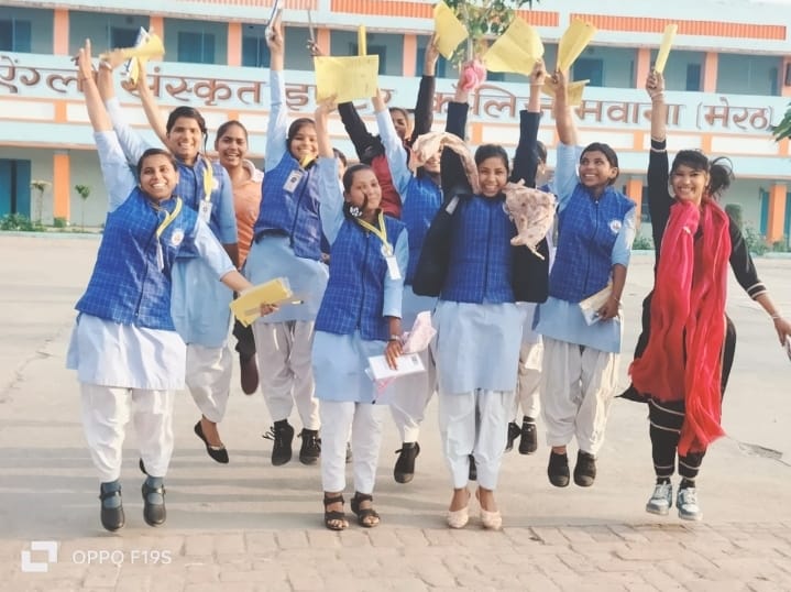 हाई स्कूल की परीक्षा का अंतिम दिन छात्र-छात्राओं ने खुशी जाहिर करते हुए चैन की सांस ली :