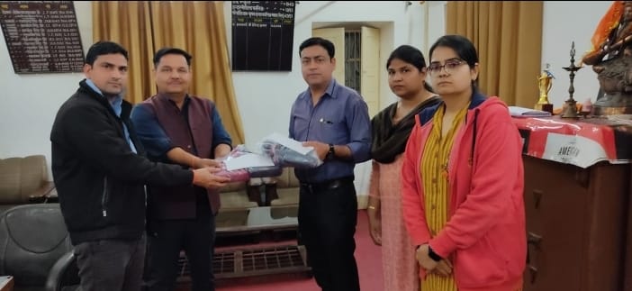 फलावदा रोड स्थित कृषक इण्टर कालिज में मवाना सीएचसी कि टीम के द्वारा निशुल्क चश्में वितरण :