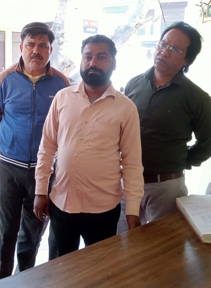 मवाना नगर पालिका सफाई कर्मीयो के साथ कूड़ा उठाने को लेकर की गई गाली गलौज व मारपीट :
