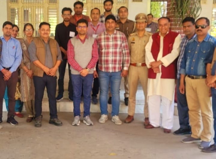 फलावदा रोड स्थित कृषक इंटर कॉलेज में यूपी बोर्ड की परीक्षाएं सकुशल समापन होने पर सभी को दी बधाई व होली की शुभकामनाएं :