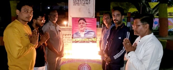 Mawana: पत्रकारों ने दिवंगत राघवेंद्र वाजपेई को दी मोमबत्ती जलाकर श्रद्धांजलि :