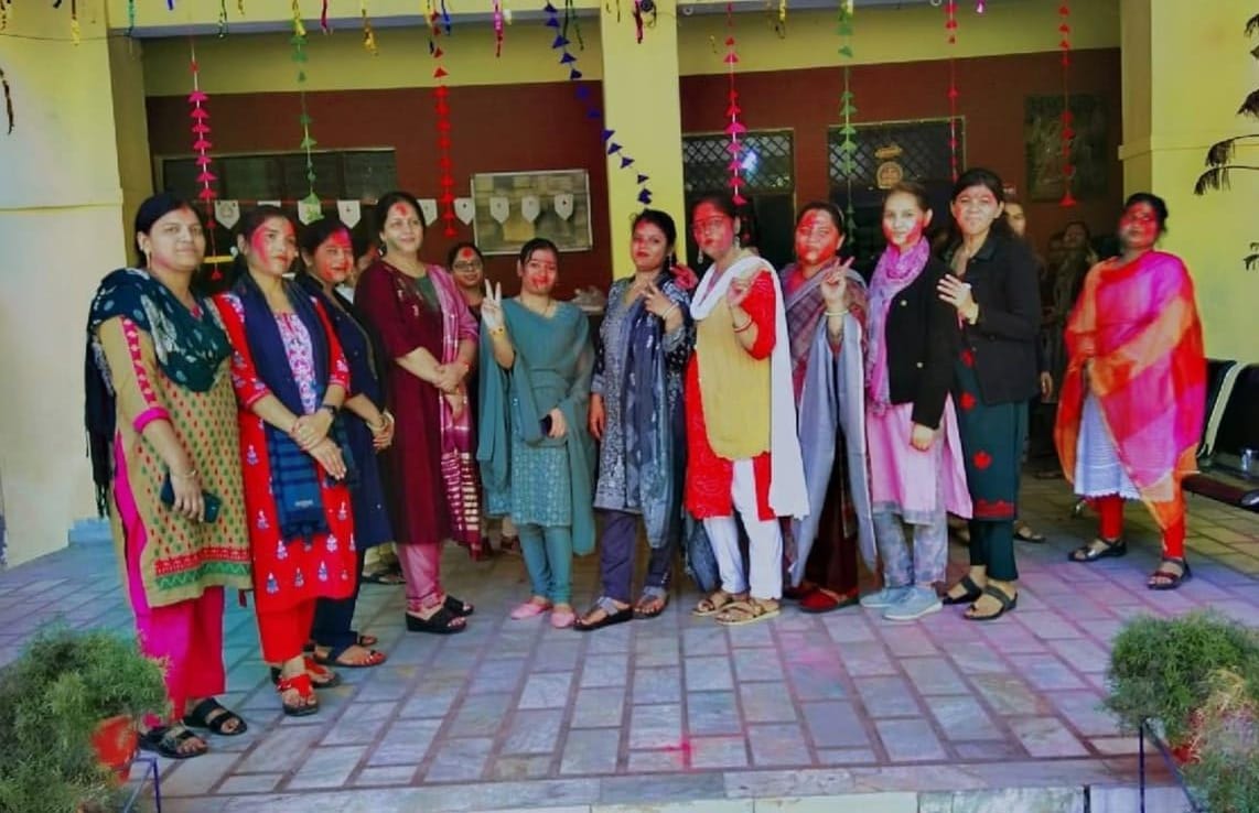 मेरठ के लोहियानगर के सेन्ट देवाश्रम मिशन इन्टर कालिज में होली बड़ी धूमधाम से मनाई :