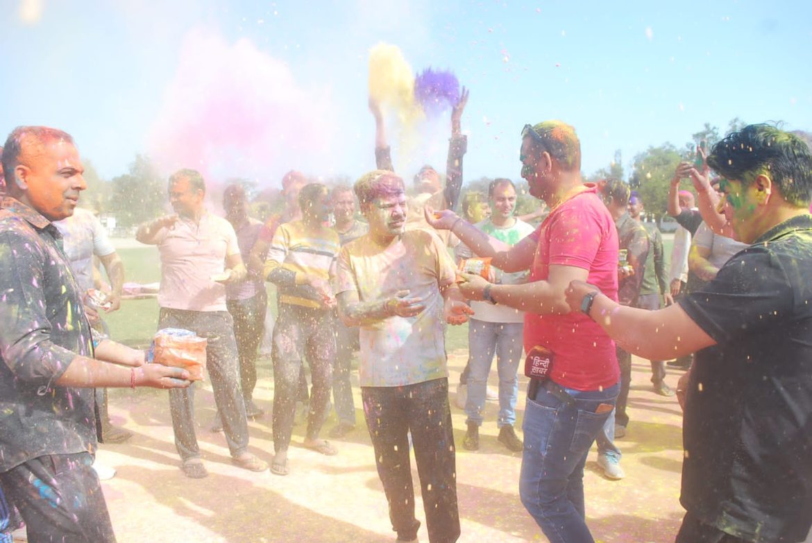 पुलिस लाइन में उत्साह से मनाई जा रही है होली एसएसपी ने भी किया डांस, खूब उडाया गुलाल :