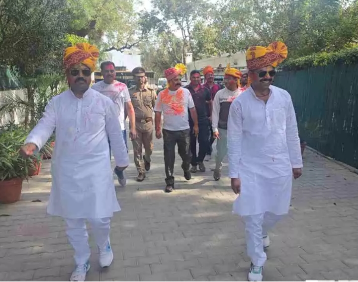 हापुड़ पुलिस लाइन में एसपी एडिशनल एसपी सी ओ ने पुलिस बल के साथ ढोल नगाड़ों की थाप पर जमकर उड़ाया अबीर गुलाल :