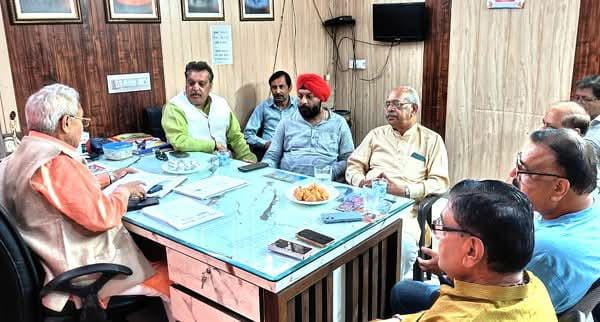 सेंट्रल मार्केट मामले में व्यापारियों की बढ़ी चिंता, राज्यसभा सांसद डॉ. लक्ष्मीकांत वाजपेयी से मिले व्यापारी नेता :