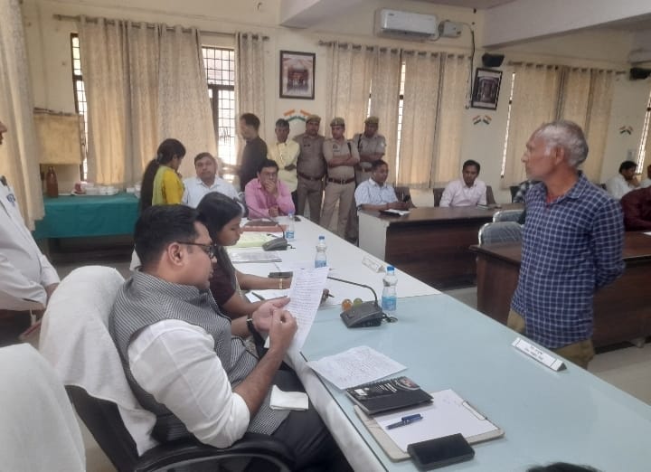 संपूर्ण समाधान दिवस पर मंडलायुक्त ने समस्याएं सुनी -54 शिकायतों में 6 का मौके पर निस्तारण :