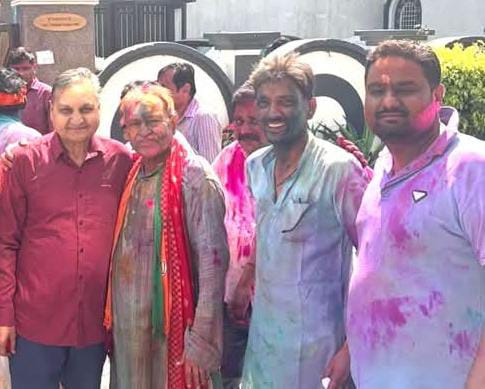 जनप्रतिनिधियों ने भी खूब खेली होली एक दूसरे को गुलाल लगाकर दी शुभकामनाएं :