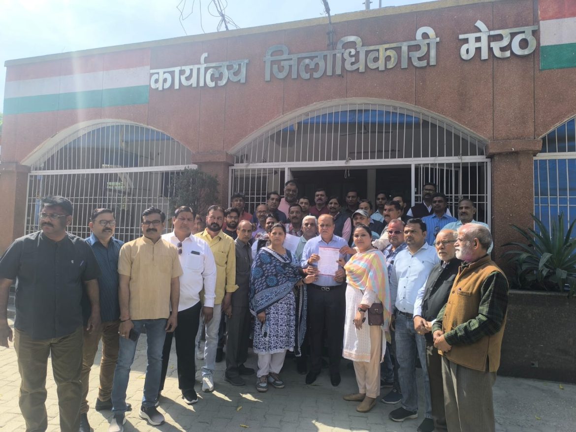 जिलाधिकारी ने  घायल पत्रकार की मदद करने से  किया इंकार तो सयुंक्त पत्रकार संघ दिखे साथ :