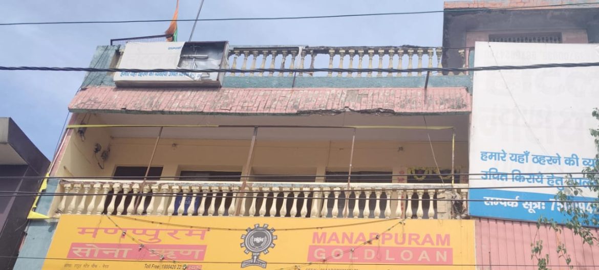 खबर का असर: हापुड़ अड्डे पर होटल नारायण का बोर्ड उतरा, मालिक फरार :
