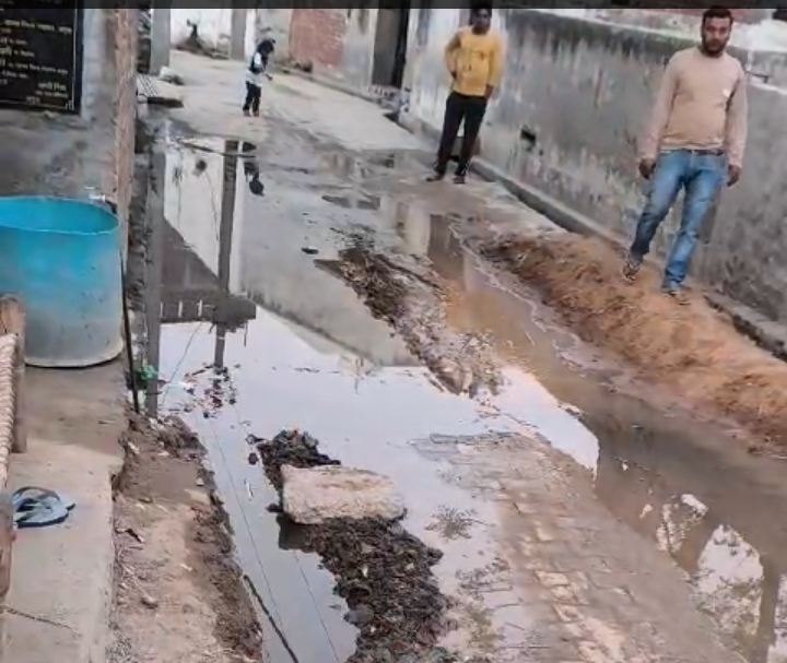 ग्राम प्रधान ददायरा के द्वारा कराए गए विकास कार्यों को टूटी सड़क जल भराव खुद कर रहा बयान :