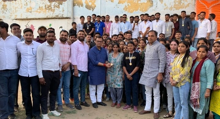 मेरठ रोड स्थित ए.एस इंटर कॉलेज में यूपी पुलिस भर्ती में चयनित हुए बच्चों को राज्य मंत्री दिनेश खटीक जी ने किया सम्मानित :