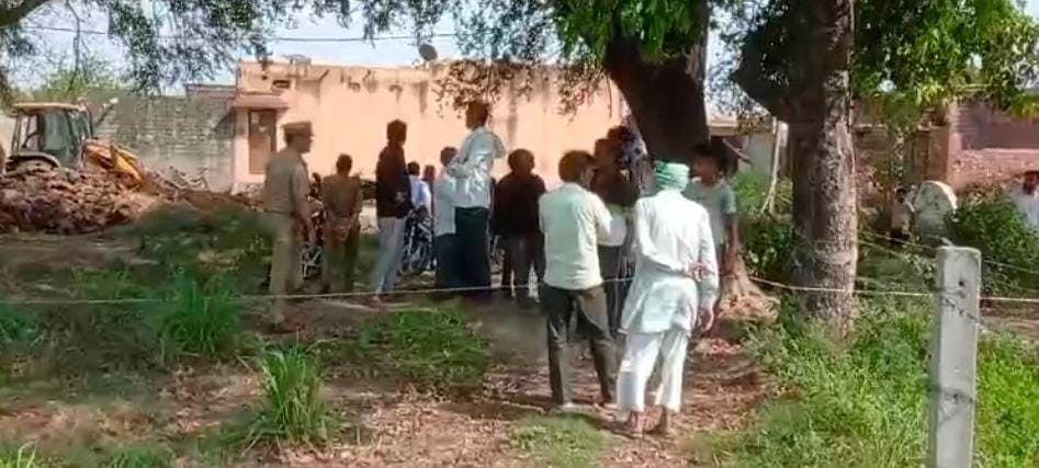 गांव भगवानपुर में राजस्व विभाग टीम ने पुलिस बल की मौजूदगी में कब्रिस्तान से हटाया अवैध कब्जा :