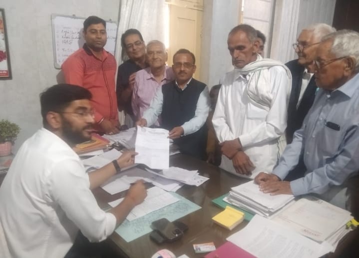 विधालय के बाहर शराब दुकान खुलने के विरोध उप जिलाधिकारी को सौंपा ज्ञापन :