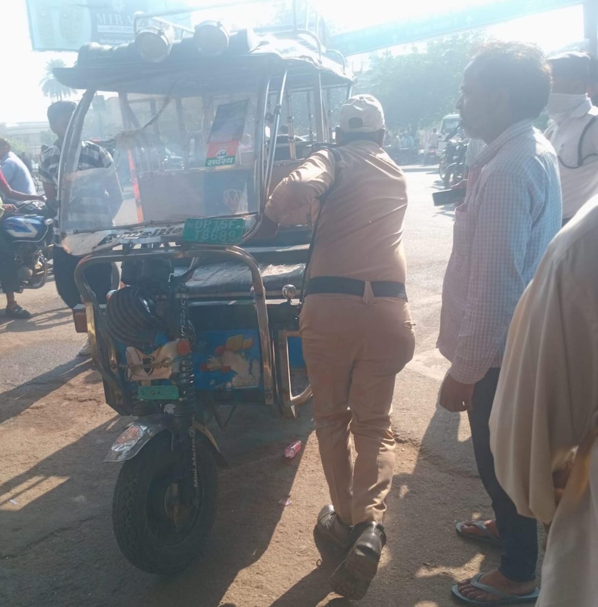 ई-रिक्शा संचालक का तानाशाही रवैया: पुलिस सिपाही से गाली-गलौच और धक्का-मुक्की के बाद माफी पर छूटा :