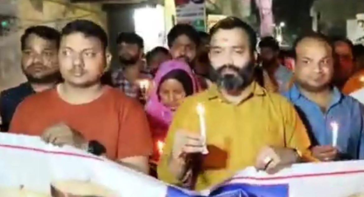 पहली बार निकला किसी पुरुष के लिए केंडल मार्च: