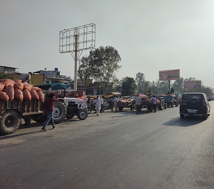 जिलाधिकारी के आदेश अनुसार पुलिस के द्वारा चालान करने की कार्यवाही के बावजूद भी नेशनल हाईवे पर संचालित हो रही अवैध मटर की मंडी :