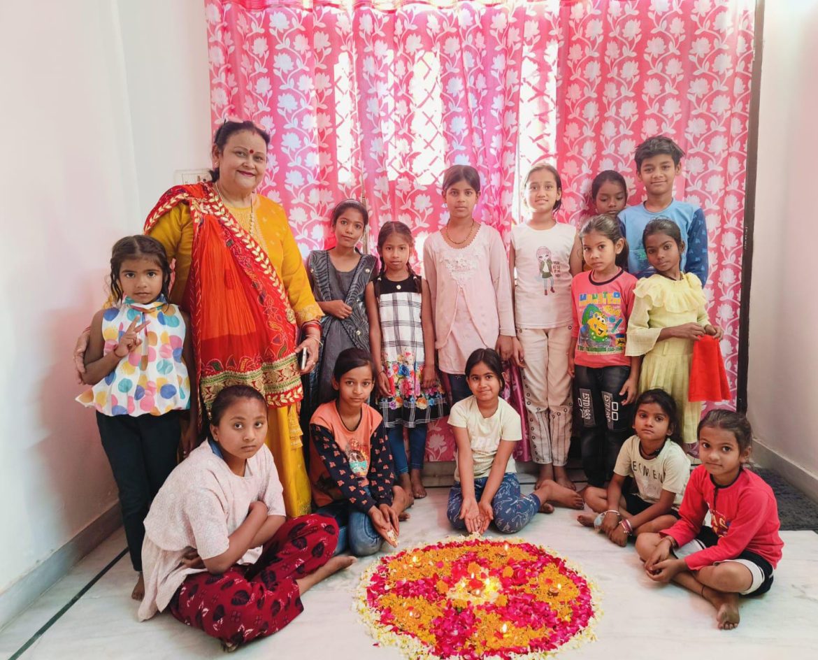 सदभावना पाठशाला में  गरीब बच्चों दीपमाला जलाकर व रंगोली सजाकर मनाया हिंदी नव वर्ष: