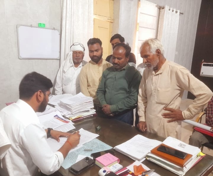 हस्तिनापुर मे मन्दिर के सामने शराब के ठेके खुलने को लेकर उप जिलाधिकारी को ज्ञापन सोपा :