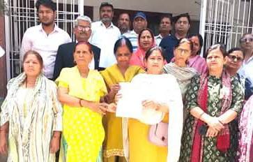 स्कूल-मंदिर के पास शराब ठेका खुलने से भड़कीं महिलाएं, प्रदर्शन :