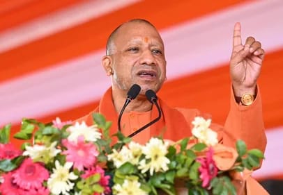 सीएम योगी ने भू-माफियाओं को दी चेतावनी,कहा- यूपी में माफियागिरी नहीं चलेगी :