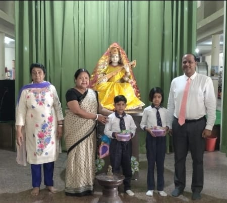 मवाना के बाईपास स्थित दिल्ली ग्लोबल स्कूल में दुर्गाष्टमी पर कन्या पूजन का आयोजन :