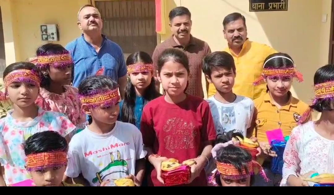 बाबूगढ़ थाना प्रभारी विजय कुमार गुप्ता ने आज मां दुर्गा के आठ व्रत रखने पर नवरात्र नौवे दिन 9 कन्याओं को अपने आवास पर भोजन करवाया और बच्चों को गिफ्ट दिए :