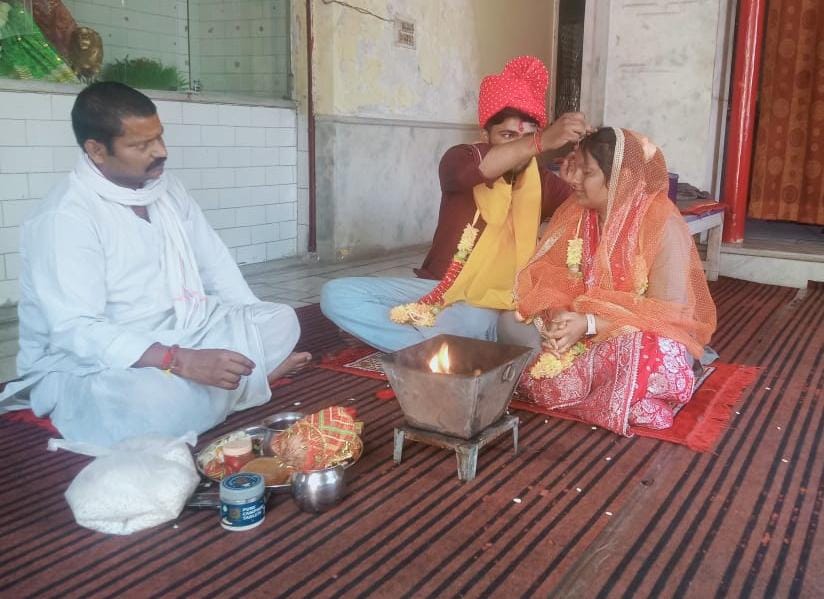 बाजार में युवक के साथ बेटी को देख बाप हुआ आगबबूला बेटी के साथ की सरे बाजार में मारपीट युवती हुई युवक के फरार की आर्य समाज मंदिर में शादी वीडियो वायरल :