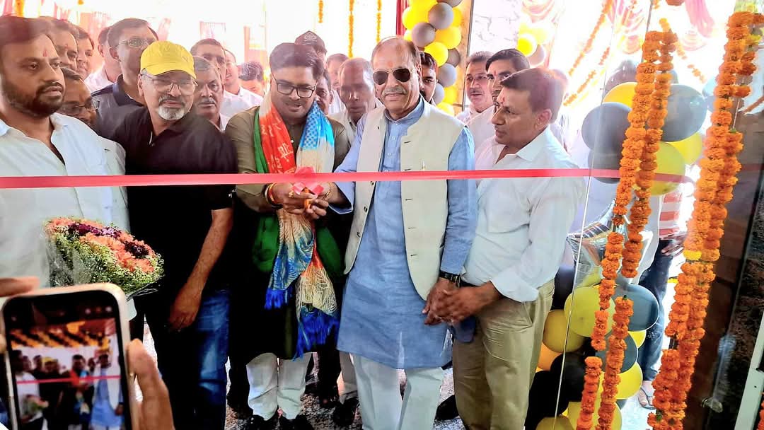 शिवा मार्बल एण्ड हार्डवेयर शोरूम का राष्ट्रीय अध्यक्ष धीरेंन्द्र प्रताप सिंह ने फिता काटकर किया उद्घाटन :