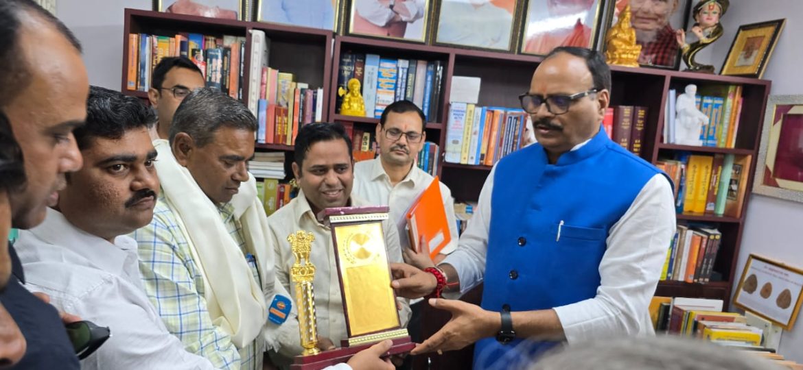 सेवानिवृत प्रधानाध्यापक को किया गया सम्मानित :