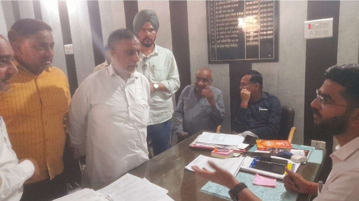 भाजपा नेता द्वारा ईदगाह की जमीन कबजाने को लेकर उप जिलाधिकारी को ज्ञापन सोपा :