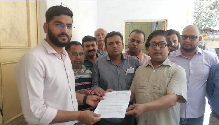 मवाना के संभ्रांत व्यापारियों ने तहसील पहुंचकर एसडीएम से पैंठ को हमेशा के लिए समाप्त कराए जाने की मांग उठाई :