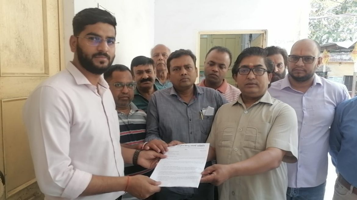 राष्ट्रीय हिन्दू संघर्ष समिति द्वारा बंगाल में हो रही जातिवादी हिंसा के विरोध में महामहिम राष्ट्रपति एक ज्ञापन एसडीएम को सौंपा :
