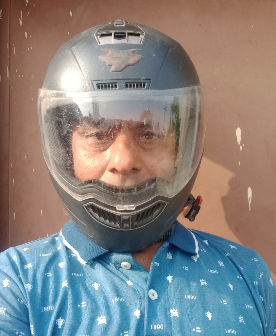 बेटी द्वारा दिए जन्मदिन पर हेलमेट ने बचाई पिता कि जान :
