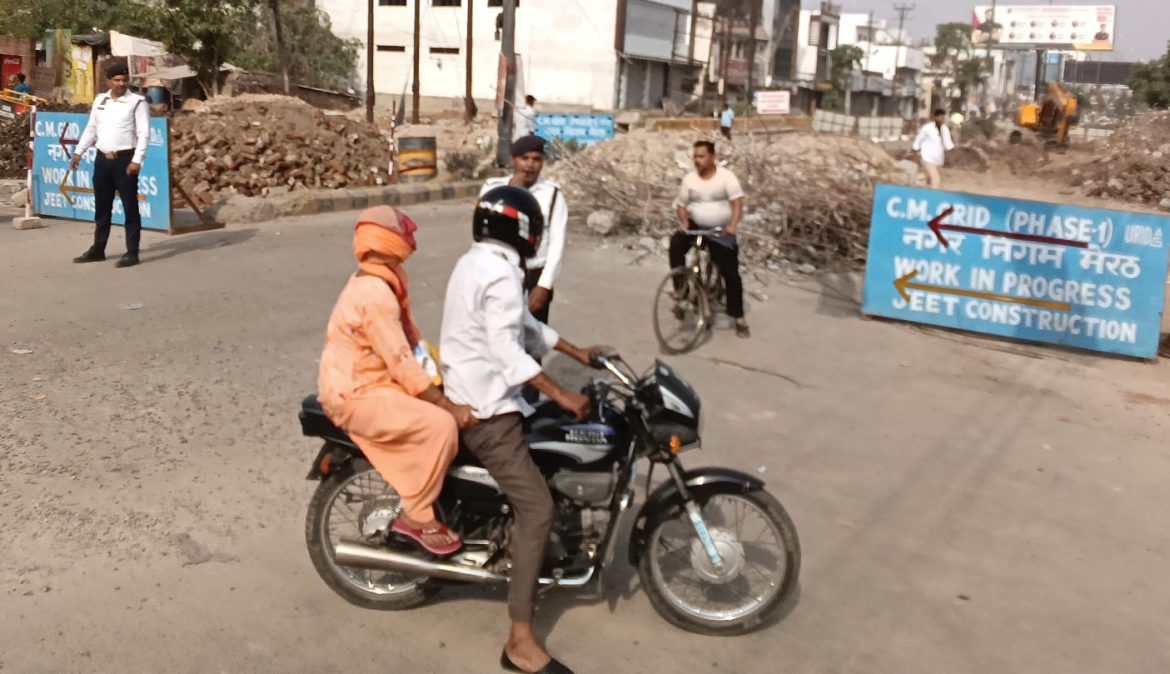 कड़ी धूप में तैनात ट्रैफिक पुलिसकर्मी की बेबसी—न प्रचार छांव देता है, न प्रशासन सहारा :