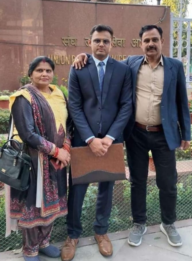 बदायूं के रहने वाले अभिनव शर्मा ने क्लियर किया यूपीएससी एग्जाम हासिल की 130वीं रैंक :