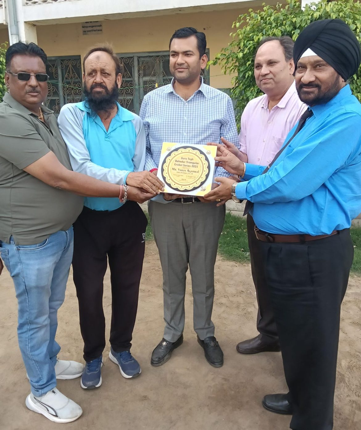 ऋषभ क्रिकेट एकेडमी ने जीती त्रिकोणीय क्रिकेट श्रृंखला  मुख्य अतिथि वरुण अग्रवाल ने बेस्ट गेंदबाज पार्थ और बेस्ट बैट मैंन रोनित को पुरस्कार देकर सम्मानित किया :
