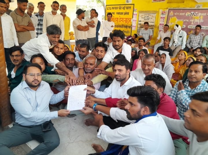 मवाना के तहसील मैदान में साप्ताहिक पैंठ लगाने वाले व्यापारियों ने उप जिलाधिकारी को सोपा गया ज्ञापन: