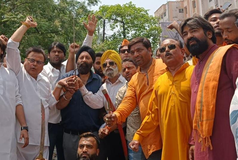 आतंकवादीयों द्वारा किये नरसंघार के विरोध मे हिन्दू समाज के 20 हजार से ज्यादा लोग सड़को पर :